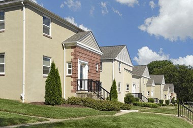 Beautifully Landscaped Grounds at Mount Ridge Apartments, Maryland, 21228