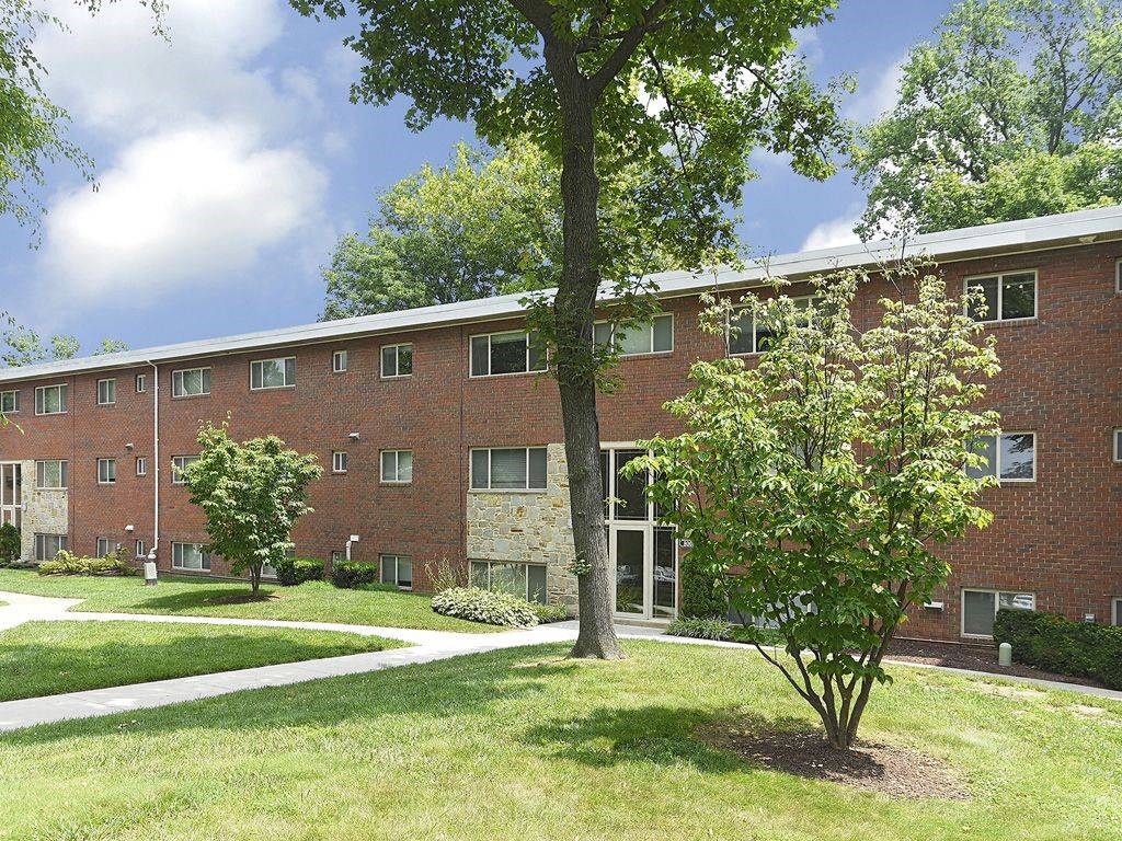 Lush landscaping at Cardiff Hall Apartments, Towson, MD, 21204