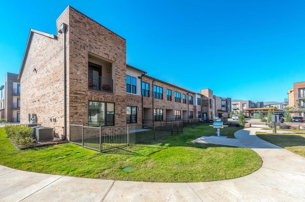 exterior view of soneto on western apartments