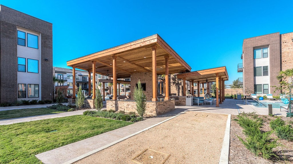 outdoor courtyard at soneto on western apartments