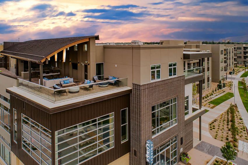 Outdoor rooftop lounge with plush furniture Outdoor rooftop lounge with plush furniture at Encore at Boulevard One, Denver, 80230
