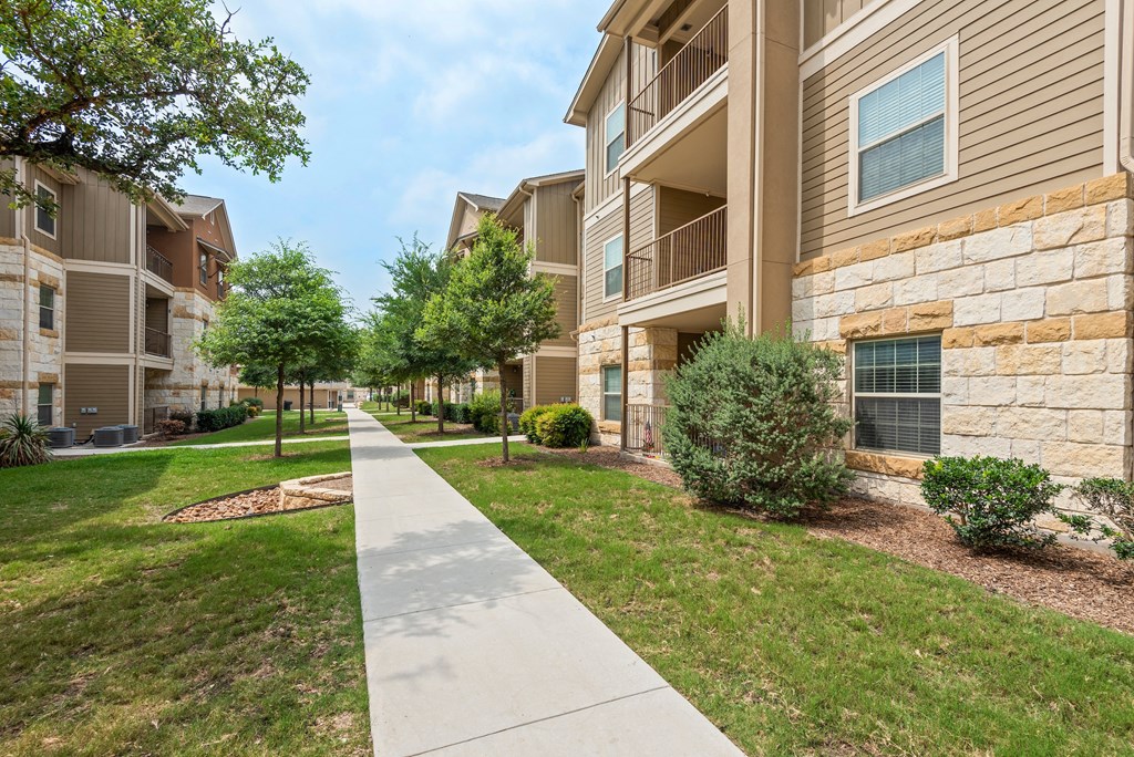 the preserve at ballantyne commons walkway between apartment buildings