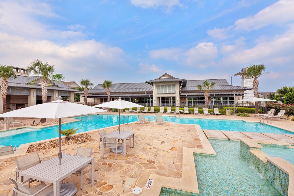 additional photo for property listing at chic digs with room to stretch out in the village 22 car