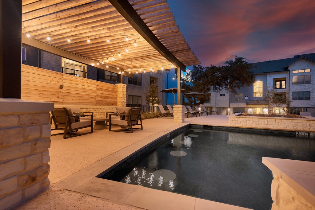 the pool and spa are lit up at night