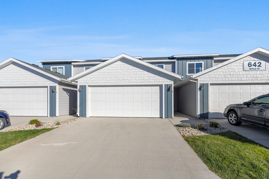 A row of houses with the number 642 on the front of the first one.
