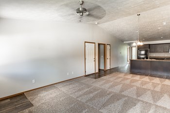 108 W Elm Street 2 Beds Apartment for Rent - Photo Gallery 4