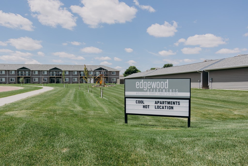 the enclave at edgewood sign in front of apartments