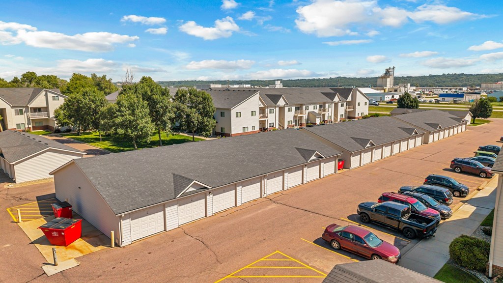 A parking lot with cars and a building in the background.