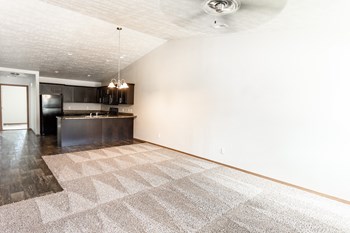 108 W Elm 1-2 Beds Apartment, Townhouse for Rent - Photo Gallery 6