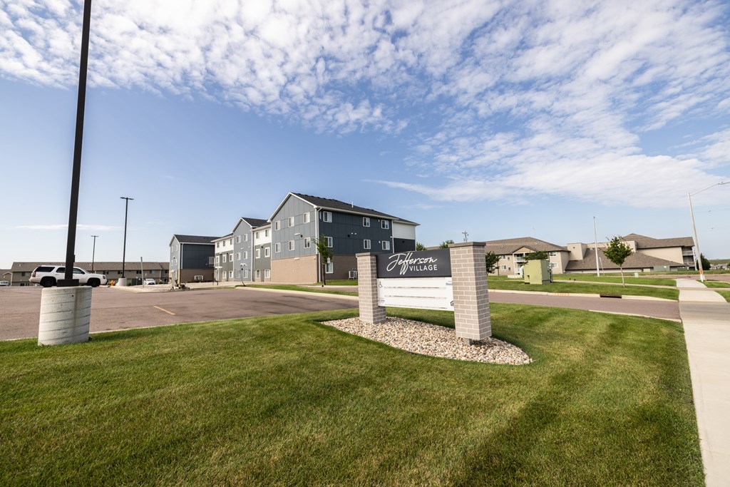 A sign in front of a building that says "Fifth Ave.".