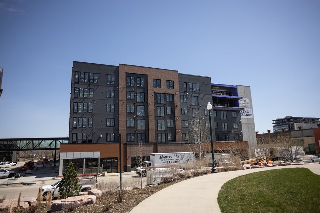 a sidewalk leading to a building in a city