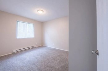 1260 34th St Studio-4 Beds Apartment for Rent - Photo Gallery 3