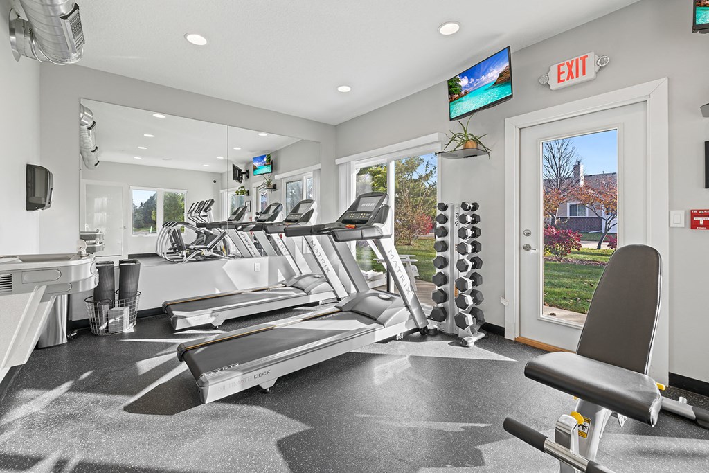 the gym at the landing at pullman apartments in pullman