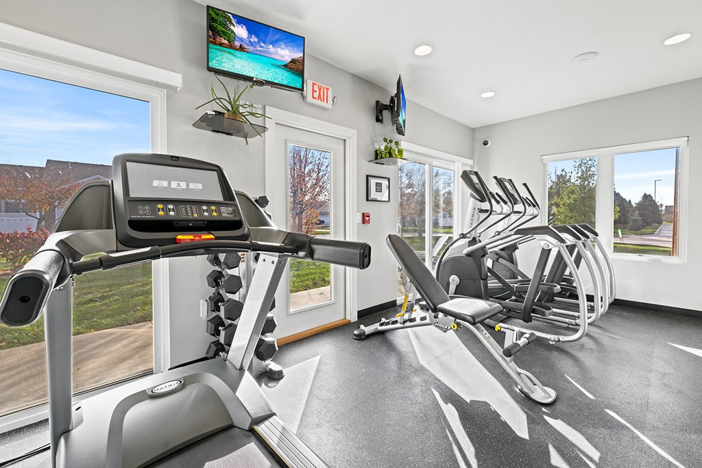 the gym at the landing at pullman apartments in pullman