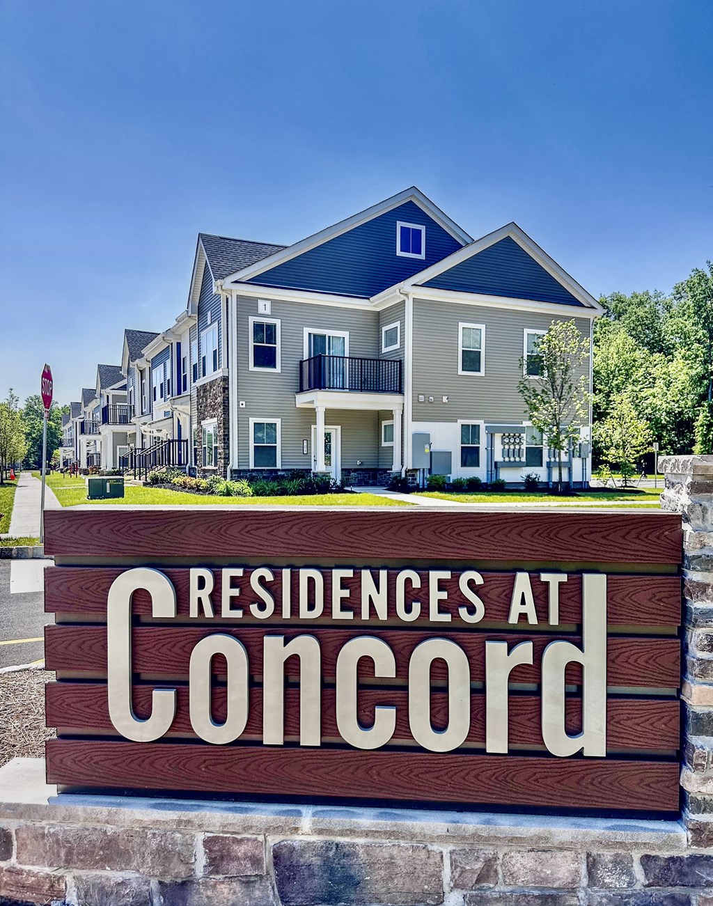 a sign that reads residences at concord    in front of a building