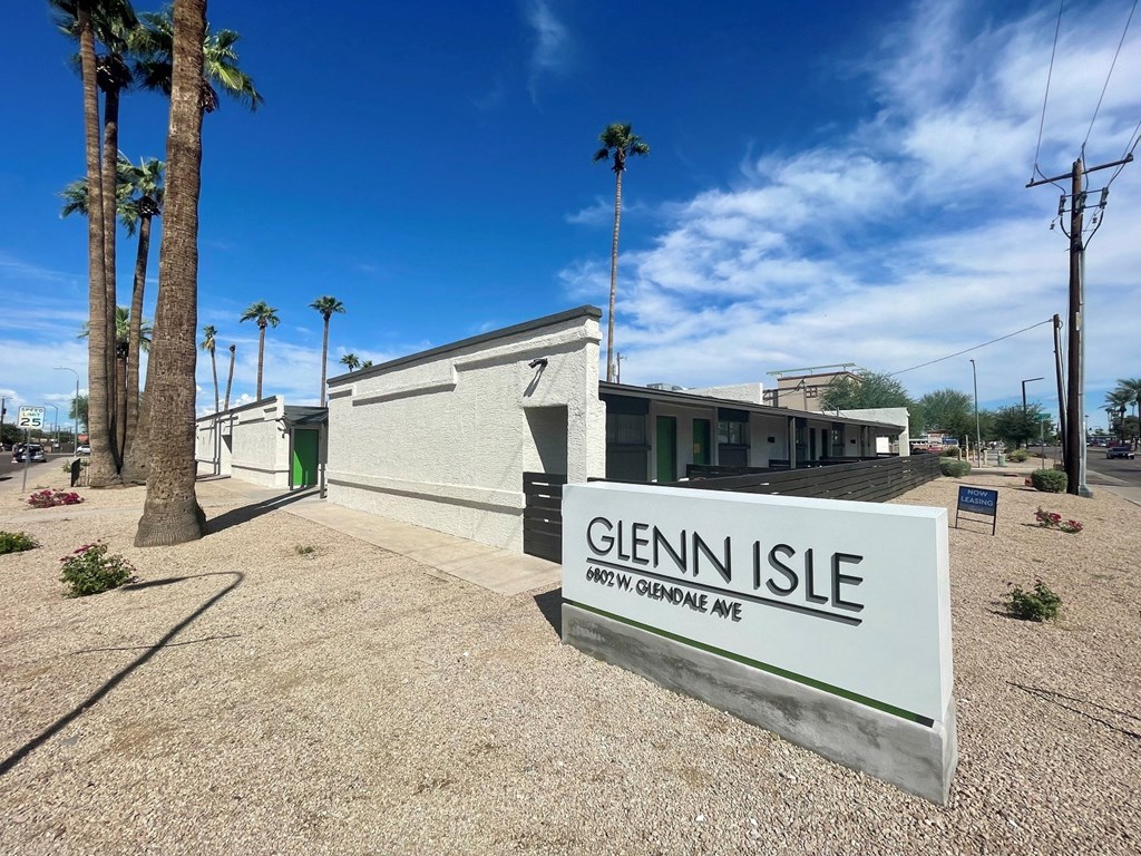 a building with a sign that says glen isle with palm trees