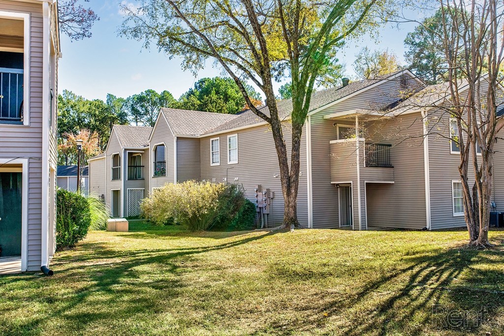 the preserve at ballantyne commons apartments with lawns and trees