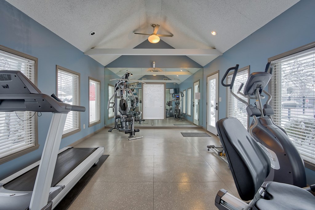 the gym at the whispering winds apartments in pearland, tx