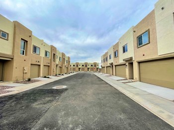 11 E Dobbins 2-4 Beds Townhouse for Rent - Photo Gallery 2