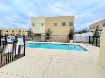 11 E Dobbins 2-4 Beds Townhouse for Rent - Photo Gallery 4