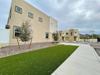 11 E Dobbins 2-4 Beds Townhouse for Rent - Photo Gallery 28