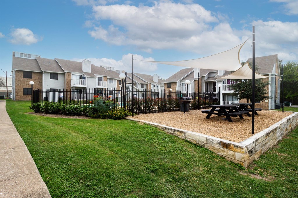 our apartments are equipped with a yard with a picnic table at Northchase, Austin
