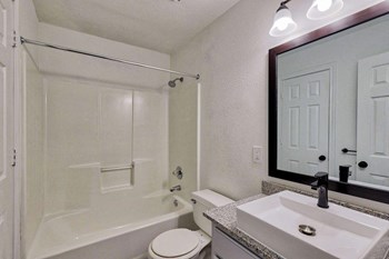 315 South Locust Street Studio-3 Beds Apartment for Rent - Photo Gallery 5