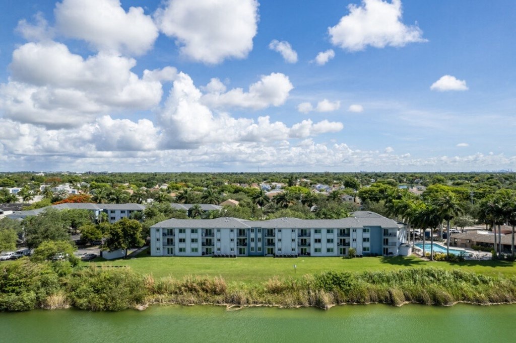 an aerial view of the resort at longboat key club