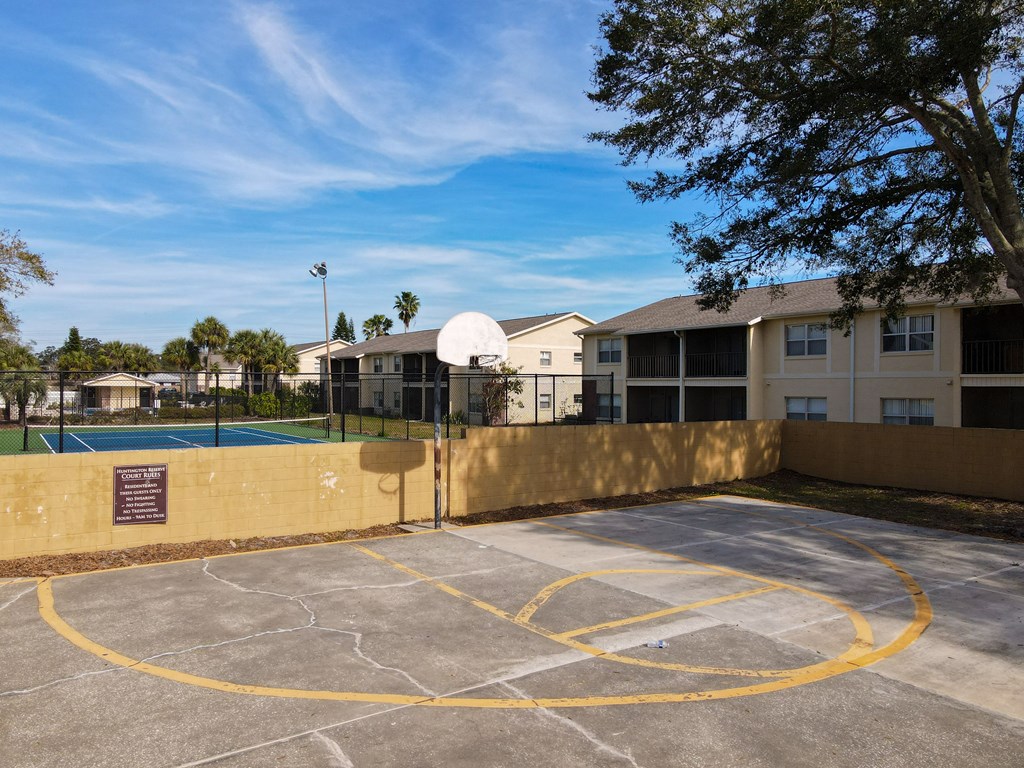 a basketball court at the whispering winds apartments in pearland, tx