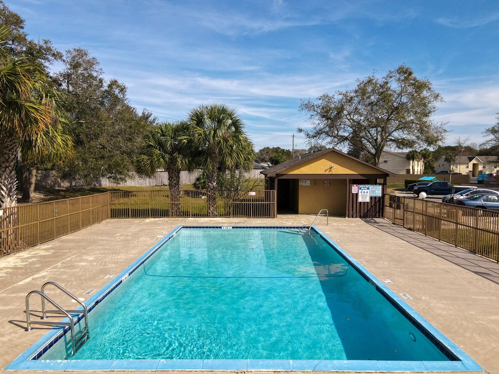 pool at the whispering winds apartments in pearland, tx