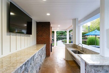 Outdoor Kitchen at Abberly Green Apartment Homes, Mooresville, NC, 28117 - Photo Gallery 40