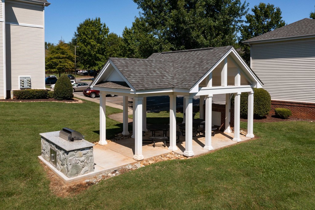 Picnic Grilling Area at Abberly Green Apartment Homes, Mooresville