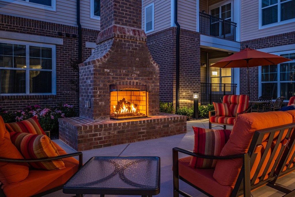 Outdoor sitting at Abberly CenterPointe Apartment Homes, Midlothian