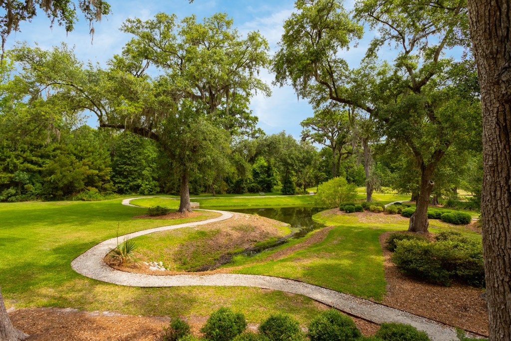 Courtyard Garden Space at Abberly Pointe Apartment Homes by HHHunt, Beaufort, South Carolina