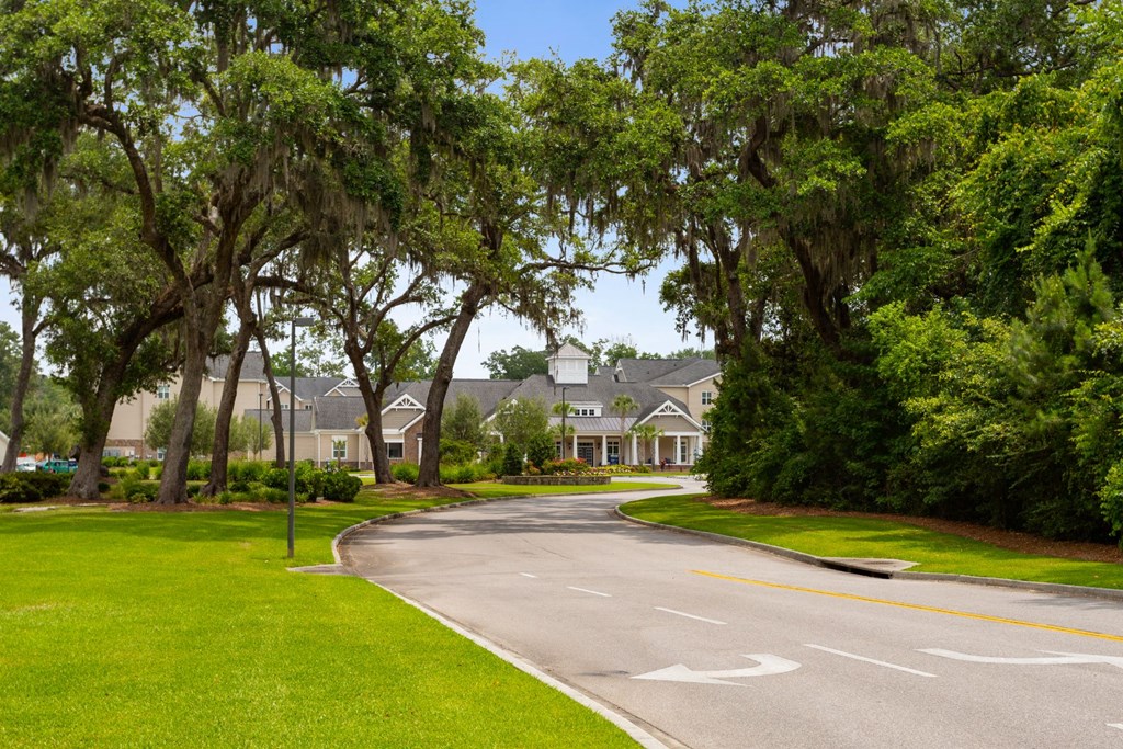 Outdoor garden at Abberly Pointe Apartment Homes, Beaufort, SC