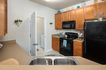 Kitchen and dining Kitchen and dining at Abberly Chase Apartment Homes, Ridgeland, SC - Photo Gallery 3