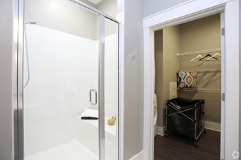 Bathtub at Abberly Onyx Apartment Homes, Decatur, GA, 30033