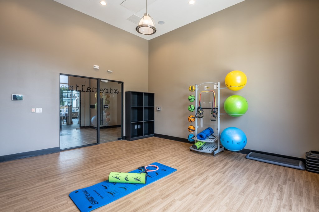 the gym at the whispering winds apartments in pearland, tx