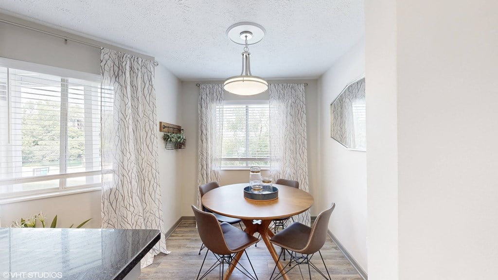 an image of a dining room with a table and chairs an image of a dining room with a table and chairs at Runaway Bay Apartments, Columbus, OH, 43204