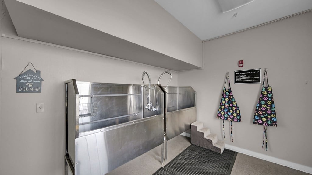 A room with a stainless steel tank and a sign that says "VOC MINIM".