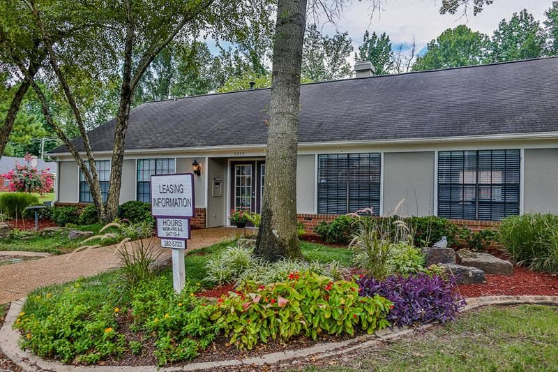 Leasing Office Exterior at The Birches, Memphis, Tennessee