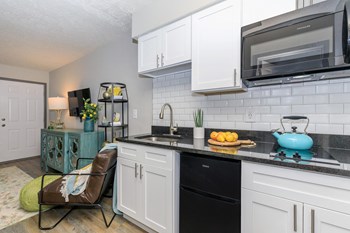 Kitchen at Polaris Apartments in Columbus, Ohio, 43235 - Photo Gallery 7