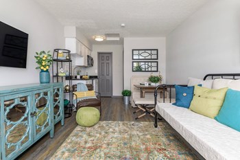 Living Room at Polaris Apartments in Columbus, Ohio, 43235 - Photo Gallery 6
