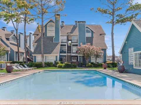 A pool with a sign that says "3 FT. SHOULD NOT DINING" in front of a house.
