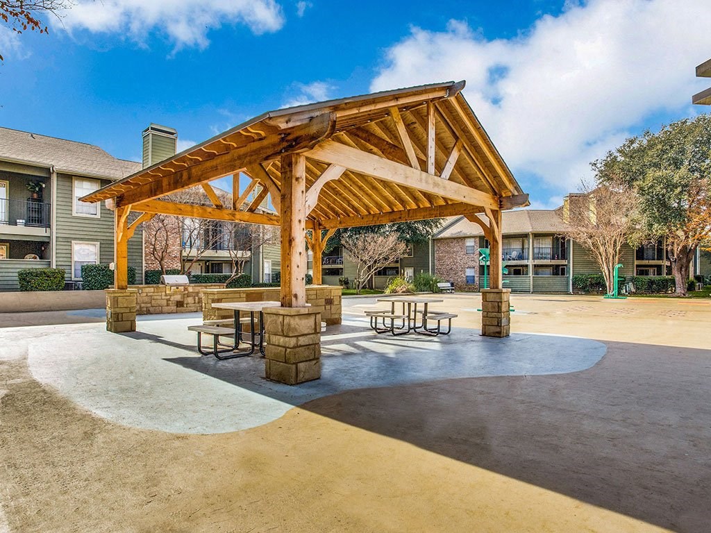 Picnic And Bbq Area at Newport Apartments, Irving, TX, 75062