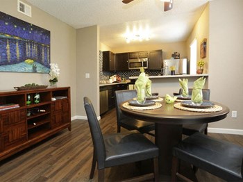 Luxury Dining and Kitchen Luxury Dining and Kitchen at Water Ridge Apartments, CLEAR Property Management, Irving - Photo Gallery 3