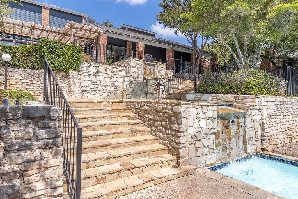 additional photo for property listing at chic digs with room to stretch out in the village 22 car  at Sunset Canyon, San Antonio, TX