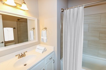 The Strand Bathroom - Photo Gallery 8