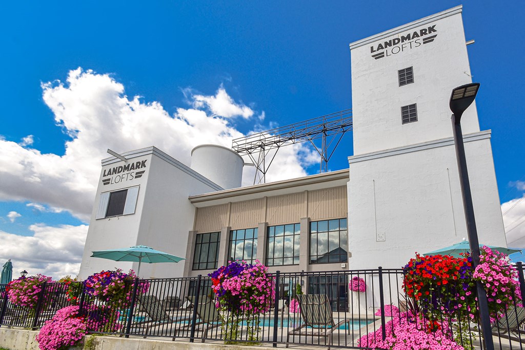 Exterior of Landmark Lofts Apartments in Hilliard Ohio