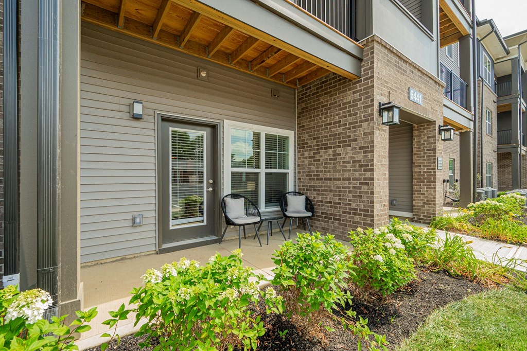 the preserve at ballantyne commons apartment patio with chairs